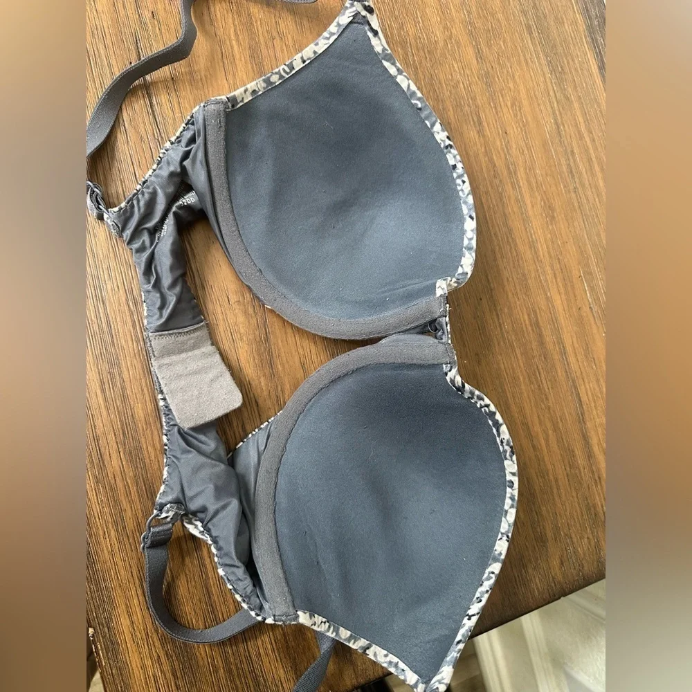 Victoria’s Secret plunge Fabulous Bra size 32 DD‎